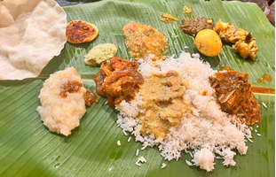 バナナリーフの上にライスやカレー、おかずを盛り付けた南インドミールス